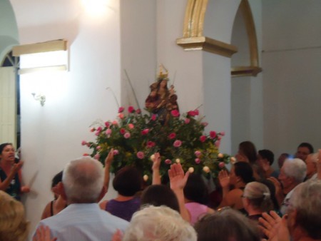 Fiéis cantando o hino de Nossa Senhora da Luz
